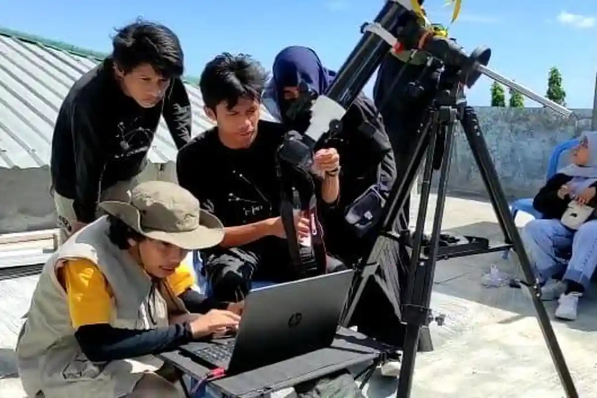 Pusat Studi Astronomi IKIP Muhammadiyah Maumere Lakukan Pengamatan Gerhana Matahari Hibrida 2023