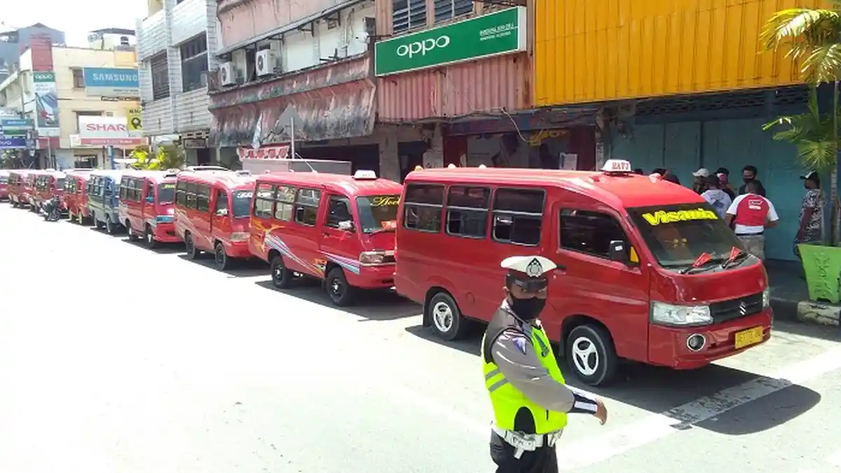 Ingin Lewat Jalan Jenderal Soedirman, Puluhan Sopir Angkot Hatu Datangi Dishub Ambon