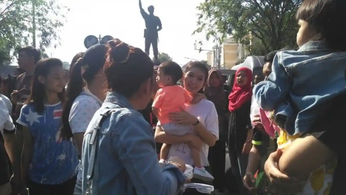 Cucu Presiden Jokowi Dikerubuti Ibu-ibu di CFD