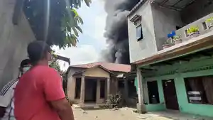 KEBAKARAN-PABRIK-MAINAN-Warga-melihat-kepulan-asap-yang.jpg