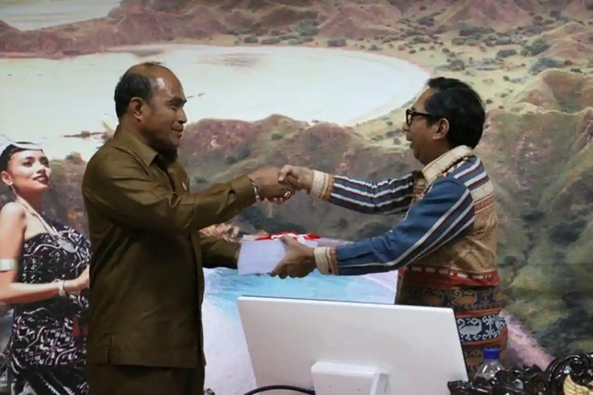 Penjabat Gubernur NTT Serahkan DPA kepada SKPD Lingkup Pemprov Tahun 2024