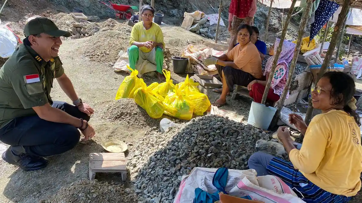 Kejari Halmahera Timur Peringati Hari Ibu ke 95 dengan Bagi-bagi Sembako