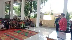 Penyerahan-SK-Petugas-Kebersihan-di-Aula-Kantor-Dinas-Lingkungan.jpg