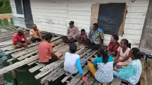 Warga-Tajur-Biru-dan-polisi.jpg