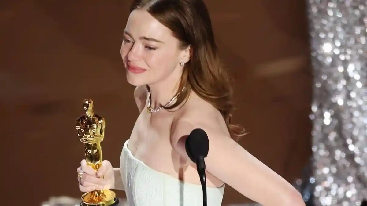 Emma Stone Menangis Haru setelah Dapatkan Oscar Keduanya Lewat Film Poor Things