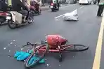 Sepeda-milik-korban-kecelakaan-lalu-lintas-tergeletak-di-Jalan-Raya-Bogor.jpg