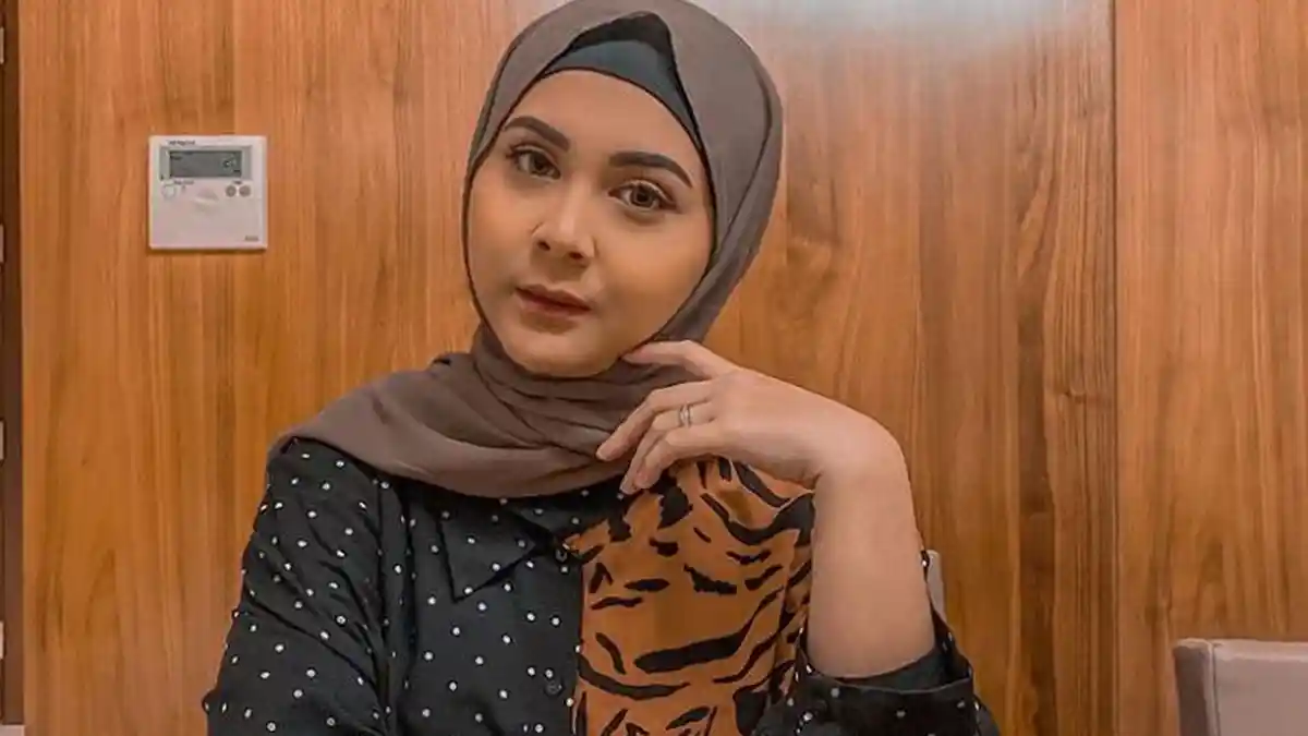 Disebut Mirip 'Ibu-Ibu' Karena Gaya Pakaian oleh Teman Ibunya, Kesha Ratuliu: Stop Ngeritik Aku Ya