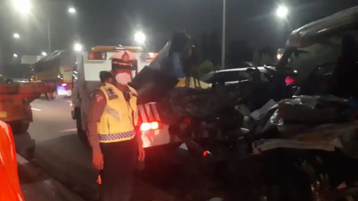 Petaka di Malam Idul Adha, Seorang Tewas Dalam Kecelakaan Maut Mobil Boks vs Trailer