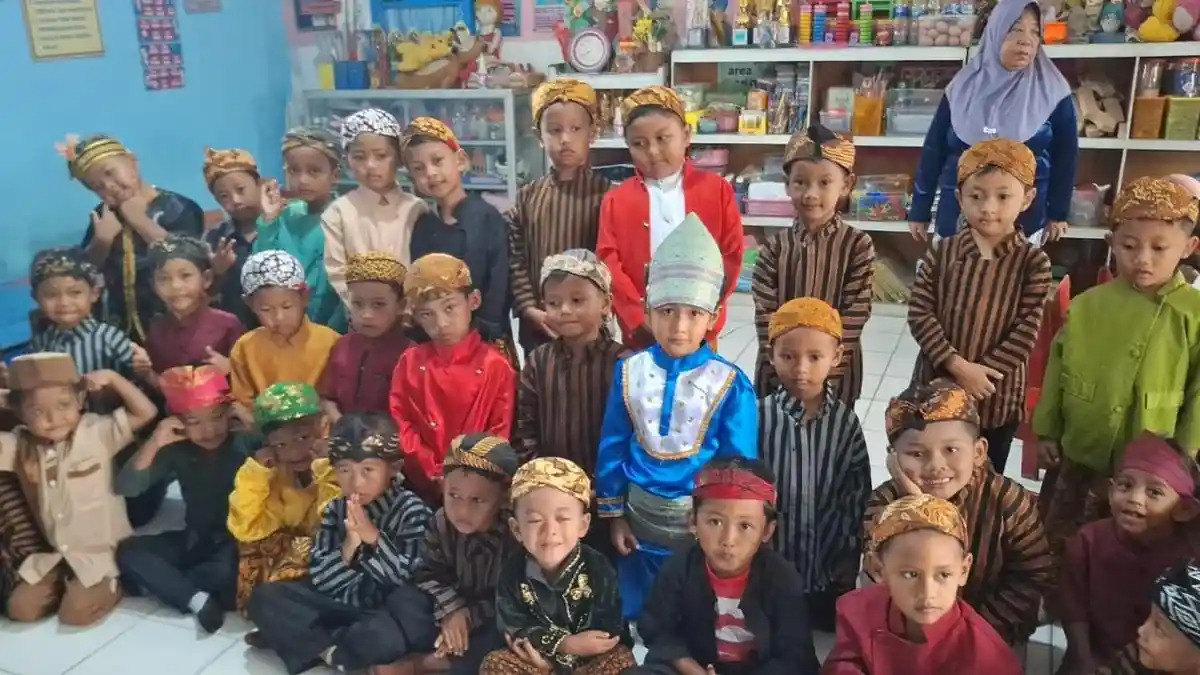 Meriahkan Hari Kartini, Anak-anak TK Sidodadi Demak Tampil Memukau Mengenakan Pakaian Adat