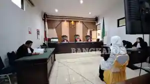 Hellyana-datang-ke-sidang-PN-Pangkalpinang-ne.jpg