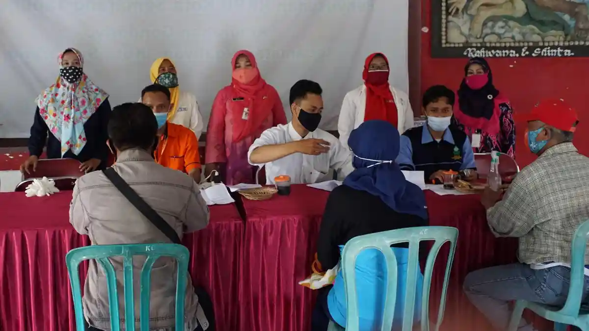 KKN UIN Walisongo Bantu Pemerintah Kelurahan Gondoriyo Semarang Salurkan BST