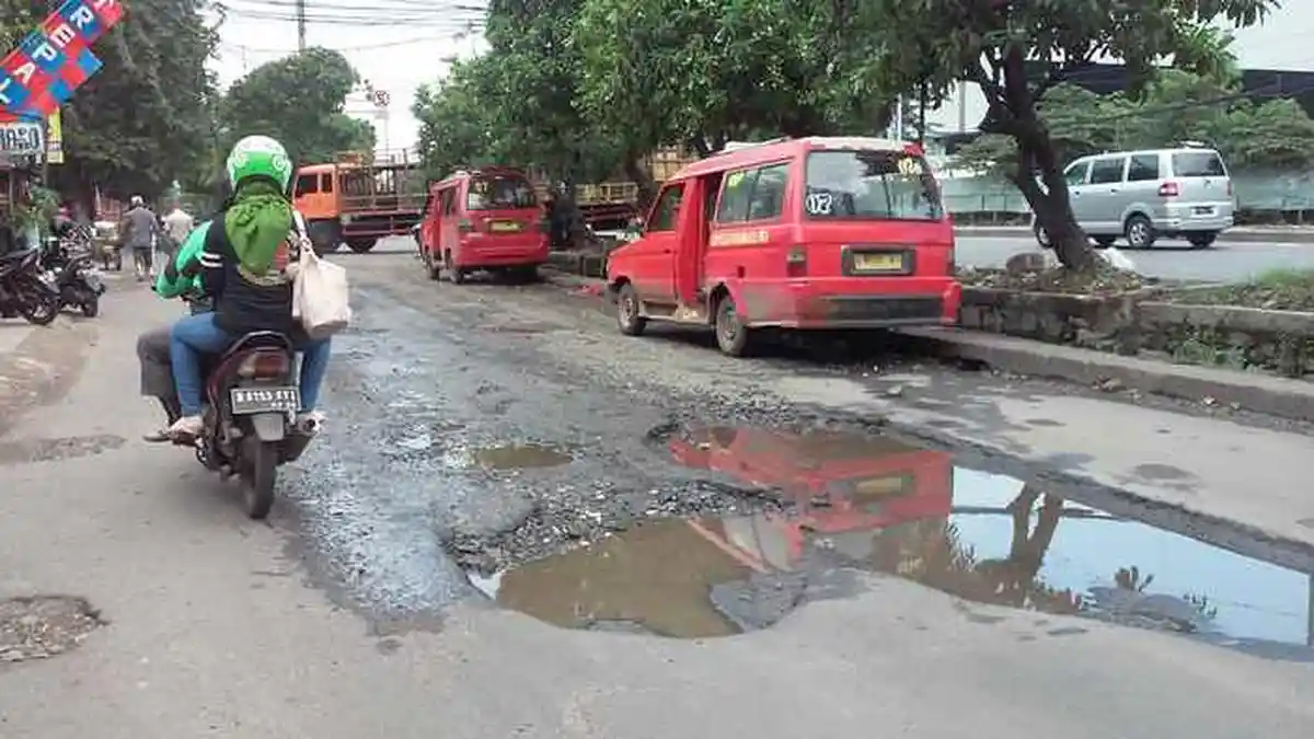 Lubang di Jalan Raya Bekasi Timur Pegangsaan Dua Ganggu Pengendara
