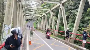 Petugas-gabungan-membubarkan-kerumunan-pengunjung-di-Jembatan-Cangar.jpg