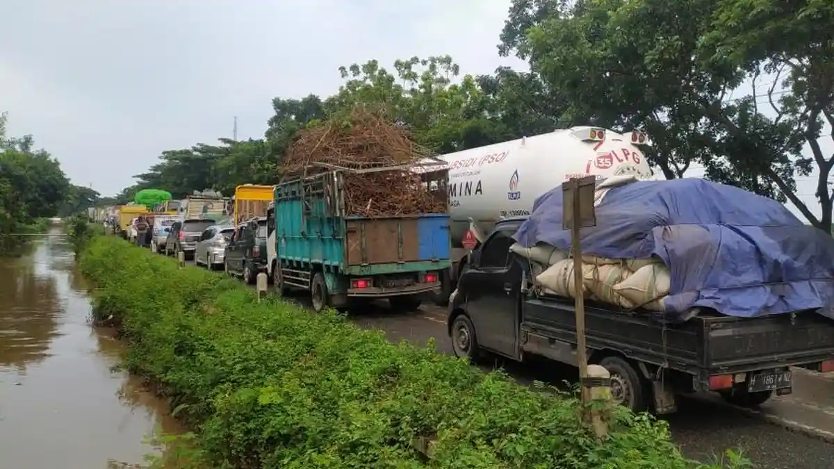 Macet Parah di Jalur Pantura Rembang - Pati, Ada Perbaikan Jalan Kendaraan Mengular hingga 14 Km