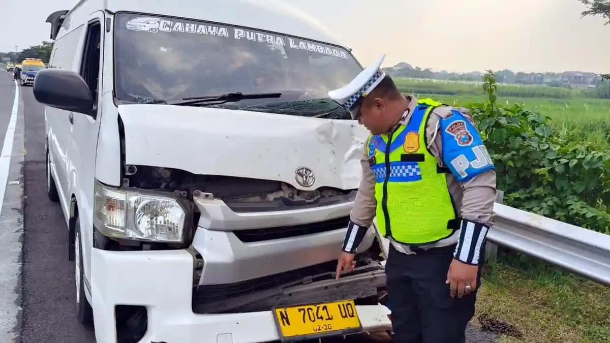 HiAce Rombongan Turis dari Yogya Tujuan Bromo Tabrak Avanza di Tol Sumo
