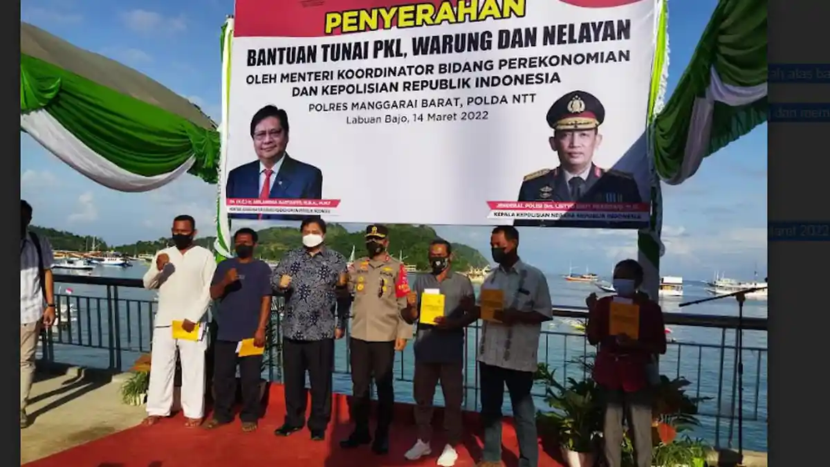 Nelayan di Labuan Bajo Terima BTPKLWN dari Kemenko Perekonomian