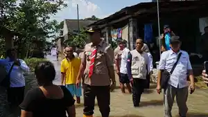 Bupati-Klaten-Hamenang-Wajar-Ismoyo-meninjau-lokasi-banjir-di-Desa-Ketitang.jpg
