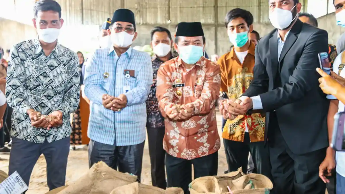 Pemerintah Provinsi Jambi Melepas Ekspor Perdana 18 Ton Pinang ke Arab Saudi