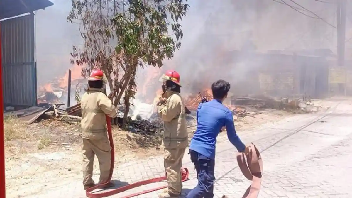 Angin Hembus Api Di Pembakaran Sampah, Gudang Rongsokan di Gresik Ikut Musnah