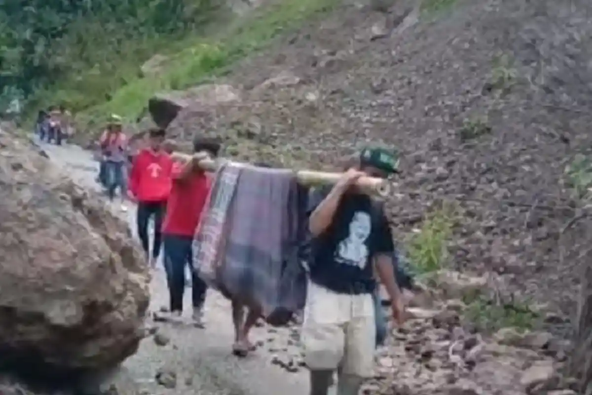 Longsor Tutup Jalan, Ibu Hamil di UPT Marano Mamuju Terpaksa Ditandu Pakai Bambu & Sarung