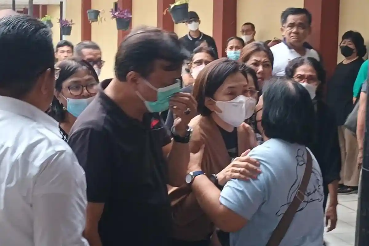 Tangis Istri dan Anak Kasat Narkoba Polres Metro Jakarta Timur Pecah di RS Polri