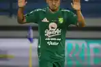 penyerang-persebaya-surabaya-samsul-arif-tak-merayakan-golnya-ke-gawang-barito-putera.jpg
