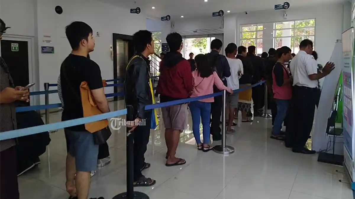 Kenaikan Tarif BPJS, Ratusan Warga Datangi Kantor BPJS Denpasar untuk Turun Kelas