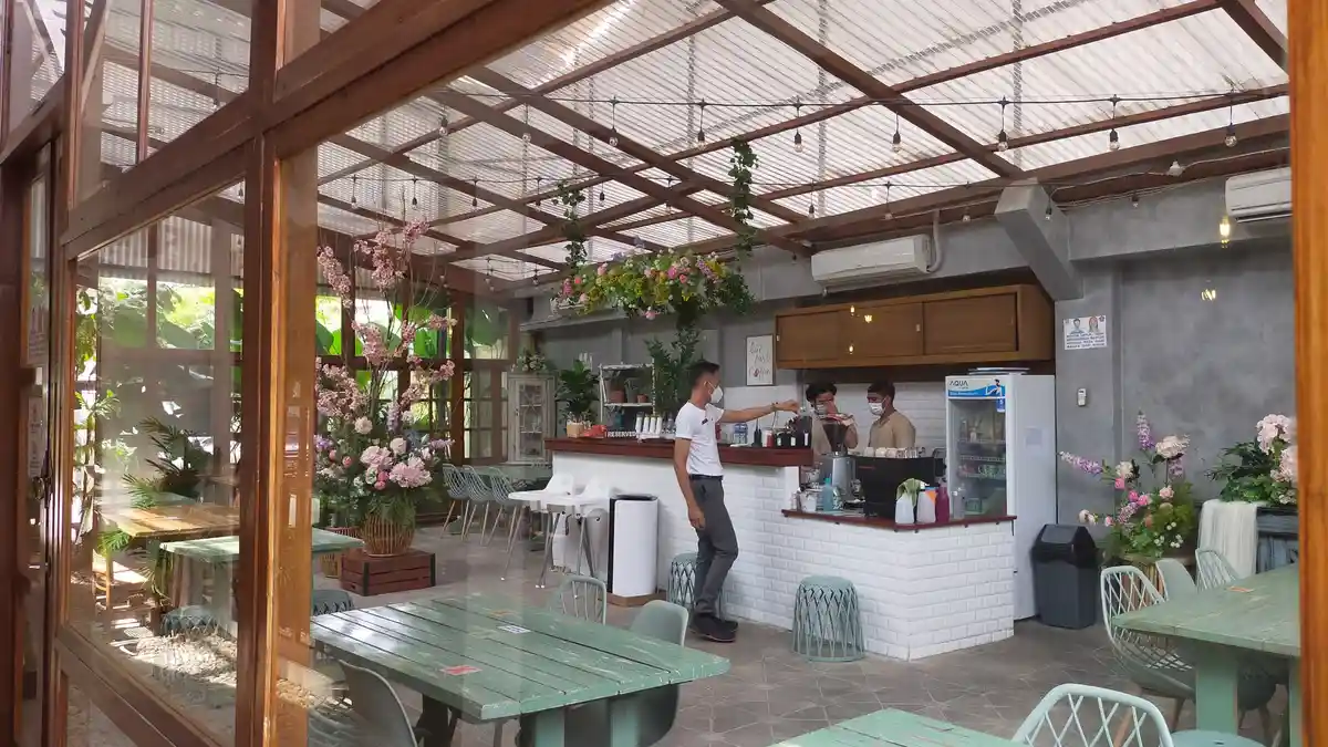 Desain Cafe Unik Tembus Pandang, Meski Baru Sudah Banyak Diminati