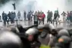 Mahasiswa Lawan Aparat Kepolisian