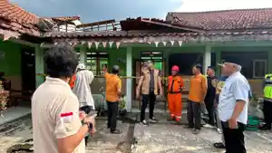 Hamenang-Wajar-Ismoyo-berdialog-dengan-Kepala-Sekolah-SDN-2-Sribit.jpg