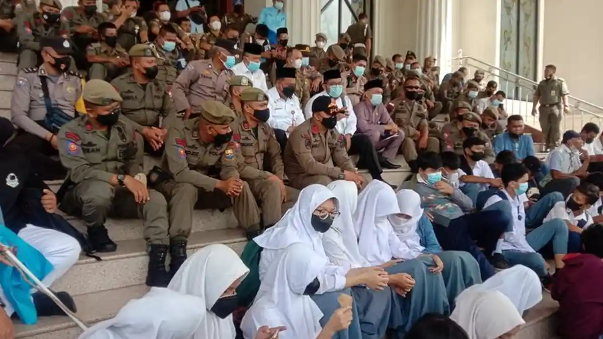 Gubernur Jambi Didemo Ratusan Anak Sekolah, Protes Sudah Bayar Sekolah tapi Tidak Terdaftar