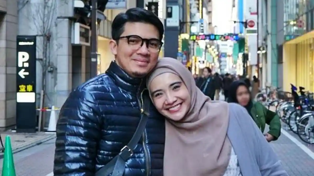 Irwansyah Elus Perut Zaskia Sungkar dan Sebut Sudah 2 Bulan, Hamil?