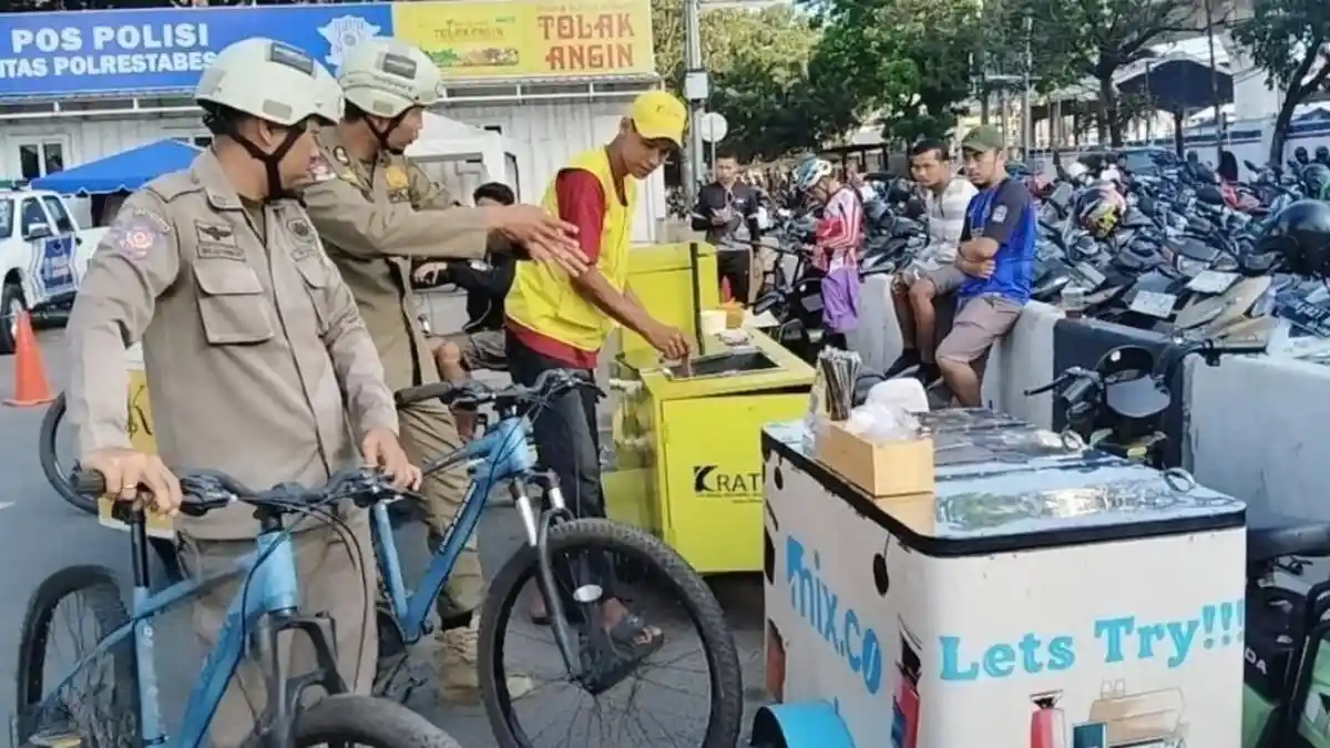 Patroli Naik Sepeda, Petugas Satpol PP Kota Medan Tertibkan PKL
