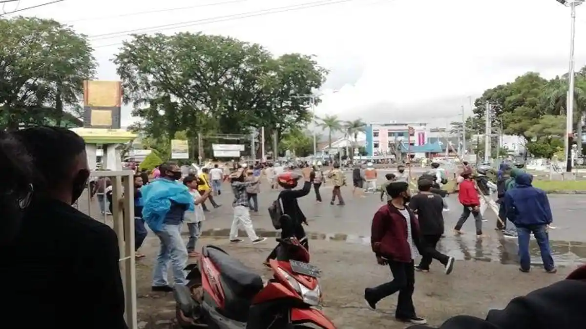 Massa Berseragam Putih Abu-abu Lempar Batu ke Polisi, Demo Tolak UU Cipta Kerja Ricuh