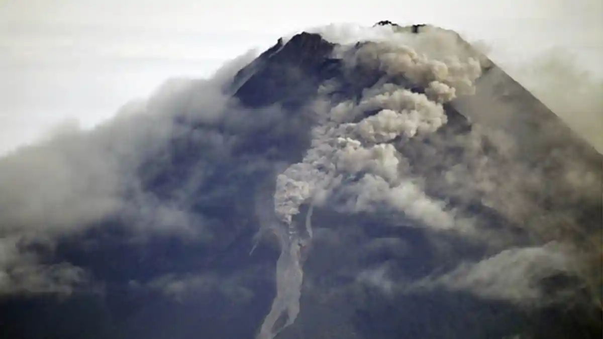 Selama 6 Jam, Merapi Muntahkan Awan Panas 17 Kali, Jarak Luncur hingga 1.300 Meter ke Barat Daya