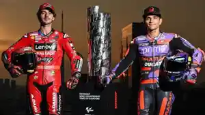 martin-dan-pecco-dengan-piala-dunia-MotoGP.jpg