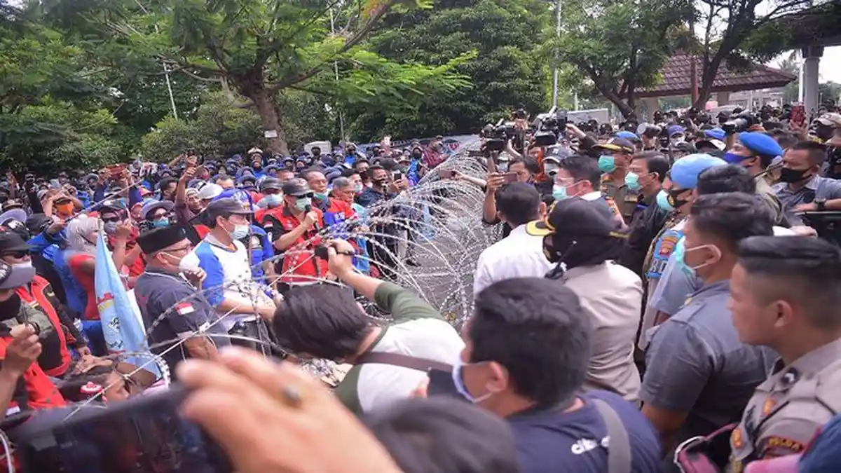 Herman Deru Temui Peserta Aksi Solidaritas Buruh di Kantor DPRD Sumsel Ini Janjinya!
