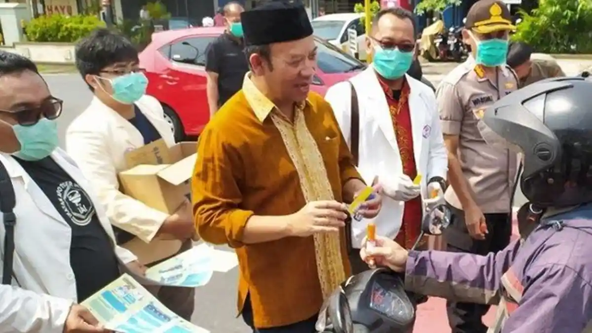 Hand Sanitizer Langka di Pasaran, Bupati Banyumas Bikin Hand Sanitizer Berbahan Dasar Ciu