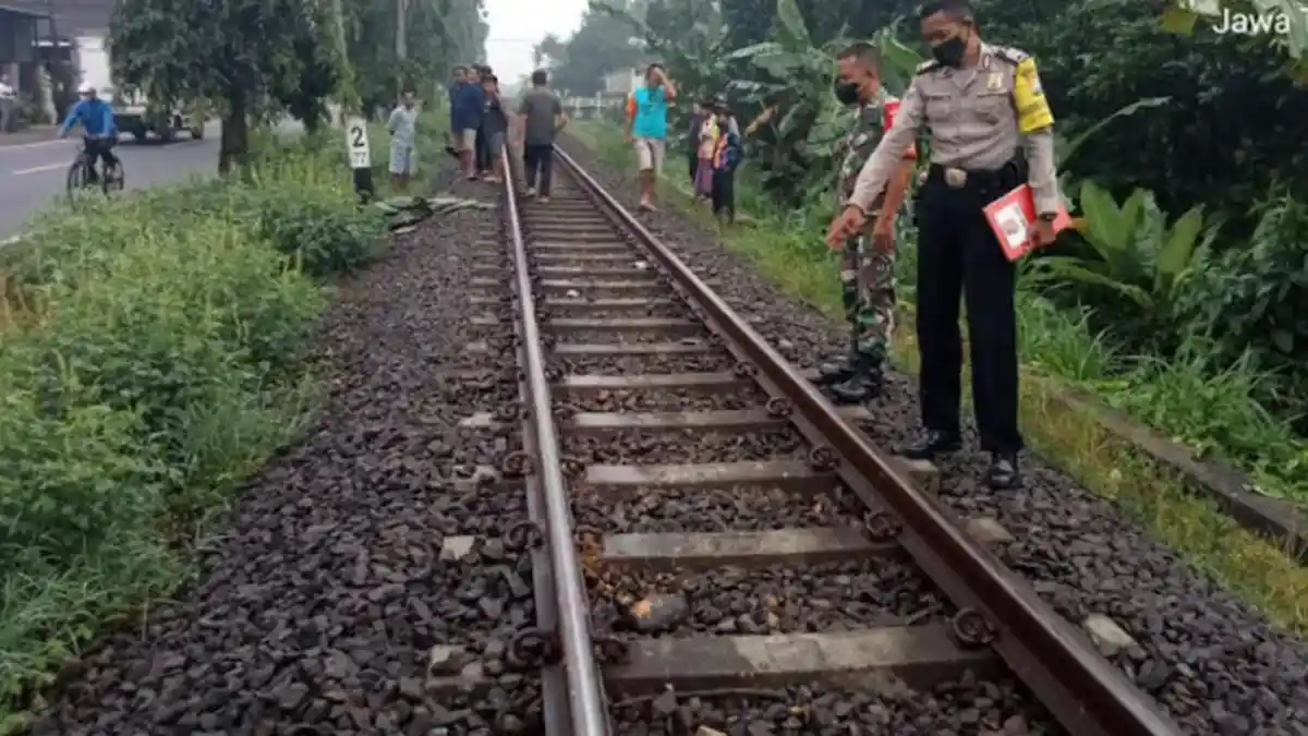Perlintasan KA Tanpa Palang Pintu Telan Korban Jiwa, Ibu - Anak di Malang Meninggal Tertabrak Kereta