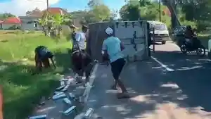 kecelakaan-di-sampang-Truk-box-bermuatan-rokok-ilegal-terguling-di-sampang-2026.jpg