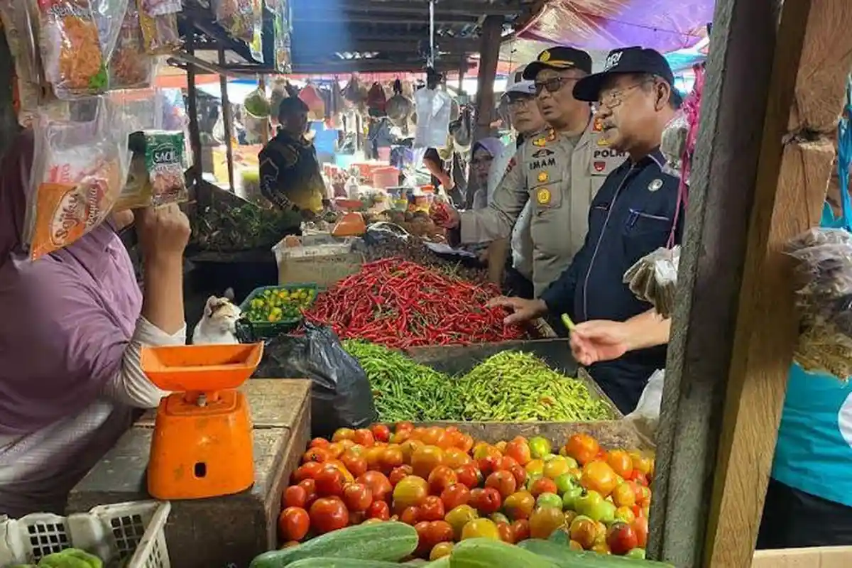 Cek Kestabilan Harga Sembako Jelang Ramadhan, Tim TPID Cek Harga di Pasar Atas