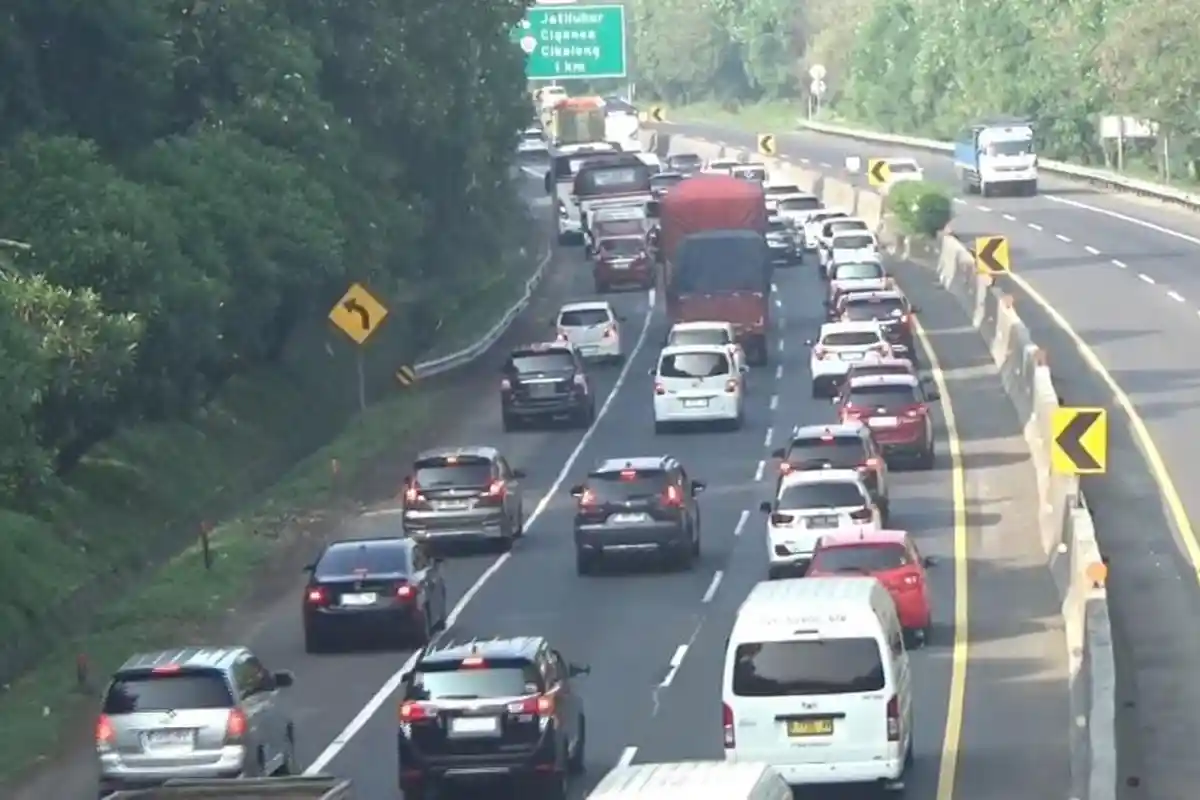 Truk Boks Terperosok dan Terbalik di KM 112 Tol Purbaleunyi, Ini Kata Kepala Induk PJR Cipularang