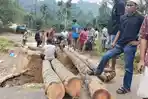 Usai Diterjang Banjir Bandang, Jembatan di Rohul Ini Bisa Dilewati Pakai Jembatan Darurat