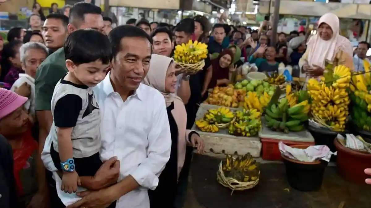 Jokowi Ajak Iriana dan Jan Ethes Malam Mingguan di Solo Paragon Mall