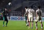 persebaya-surabya-dibungkam-persija-jakarta-0-1_20230406_000539.jpg