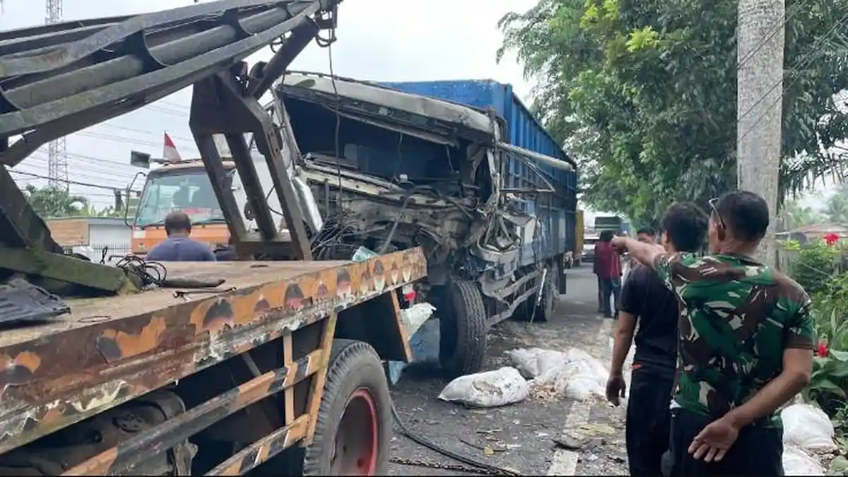 Tabrakan Maut Truk Fuso dan Colt Diesel di Jalinsum Tanjung Morawa