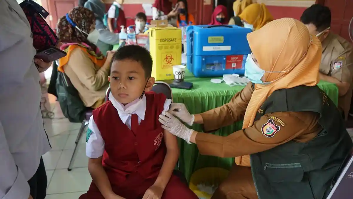 Foto: Vaksinasi Anak di SD Inpres Perumnas Antang - suasana-murid-sekolah-dasar-sd-mengikuti-vaksinasi-di-sd-inpres-perumnas-antang-1-makassar-1.jpg