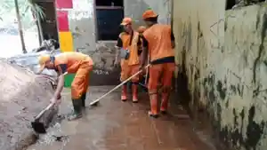 PPSU-dan-para-warga-membersihkan-lumpur-lumpur.jpg