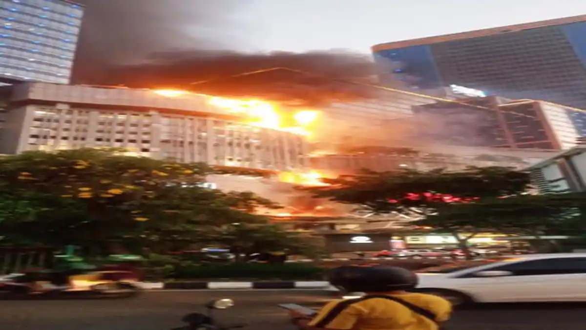 VIDEO Detik-detik Tunjungan Plaza Kebakaran: Pengunjung Berhamburan dan Lalu Lintas Macet