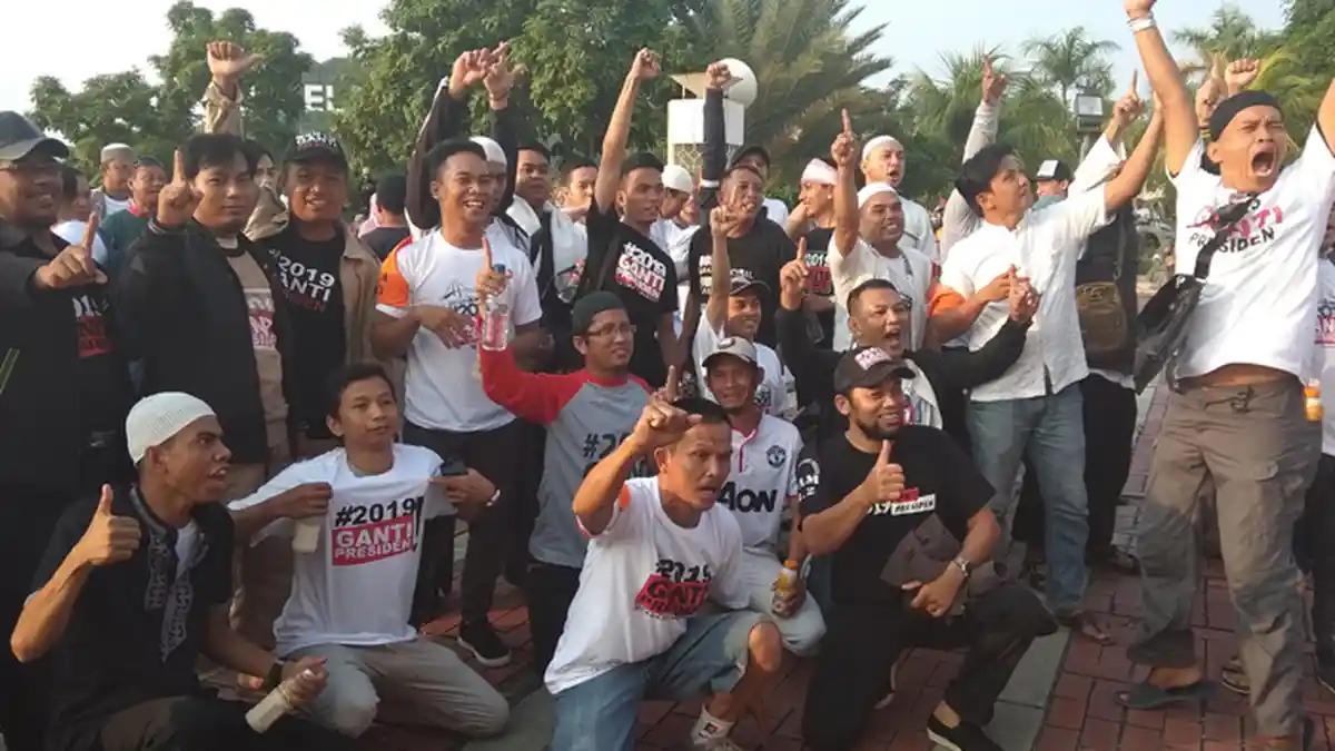 Tunggu Neno Warisman Datang, Massa Sudah Berkumpul di Pelantaran Masjid Raya Batam